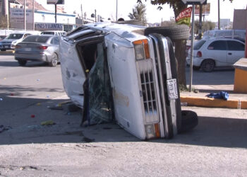 Mujer lesionada tras choque con volcadura en la Heroico Colegio Militar