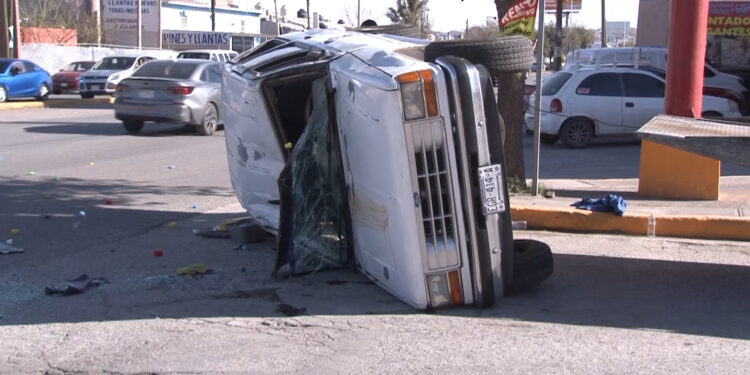 Mujer lesionada tras choque con volcadura en la Heroico Colegio Militar