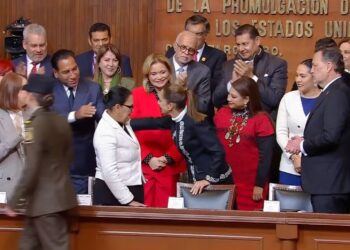Maru Campos asiste a ceremonia conmemorativa por el 109 Aniversario de la Constitución