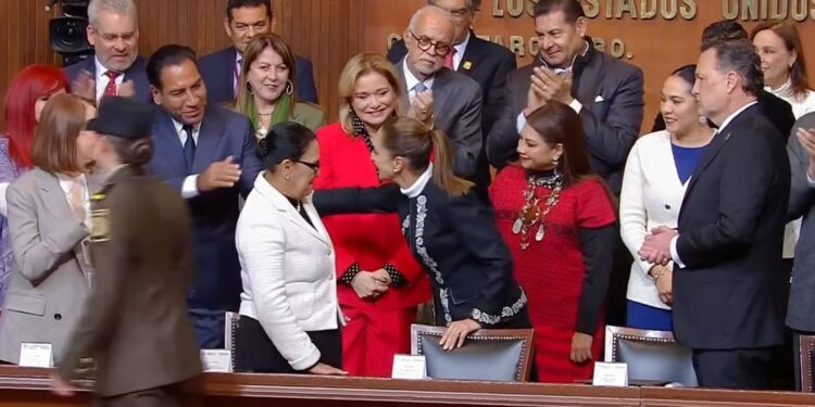 Maru Campos asiste a ceremonia conmemorativa por el 109 Aniversario de la Constitución