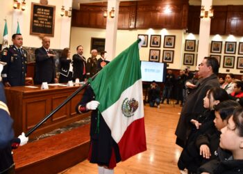 Juran lealtad a la Constitución de México estudiantes de Primaria