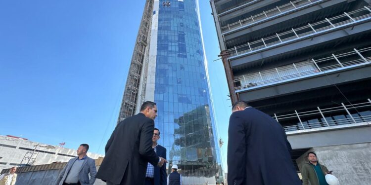 Fiscal General visita Torre Centinela para conocer los avances de la obra