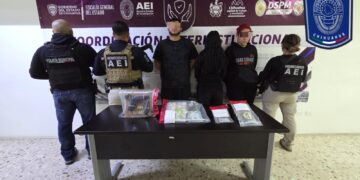 Un adolecente y una pareja de adultos son detenidos por posesión de droga y un arma