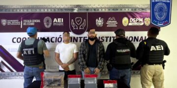 Detienen en flagrancia a dos en posesión de narcóticos y arma de fuego