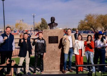 Develan monumento en honor al campeón de box Julio César Chávez en el Polideportivo