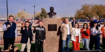 Develan monumento en honor al campeón de box Julio César Chávez en el Polideportivo