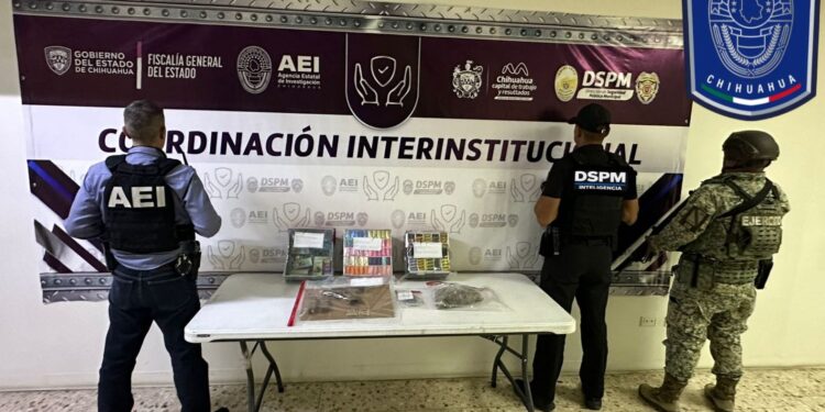 Aseguran 104 recipientes con “WAX” y un arma de fuego en la Infonavit Nacional