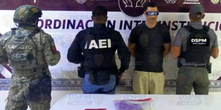 Aseguran más de 100 paquetes de supuesta droga tras cateo en domicilio de la UP