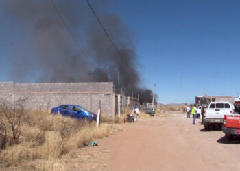 Incendio en yonke deja un adulto mayor lesionado y 22 vehículos calcinados