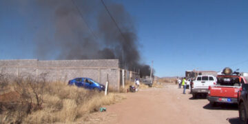Incendio en yonke deja un adulto mayor lesionado y 22 vehículos calcinados