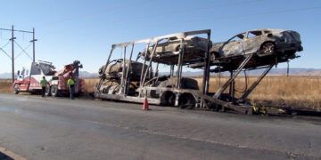 Cinco vehículos quedaron calcinados tras incendio