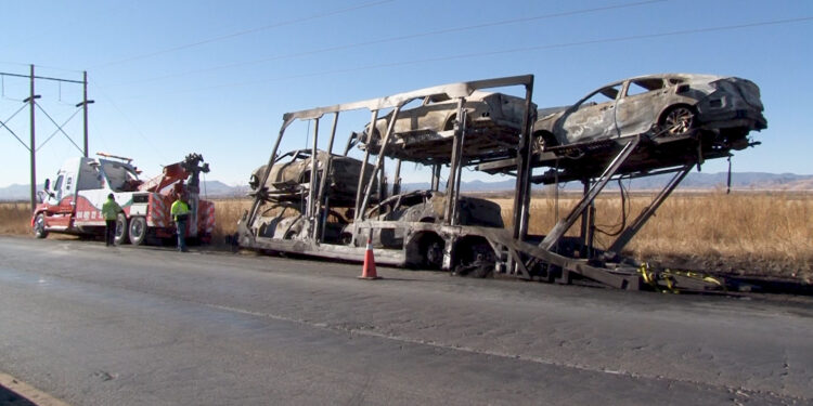 Cinco vehículos quedaron calcinados tras incendio