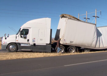 Caja de tráiler se dobla en la carretera a Juárez