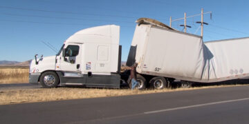 Caja de tráiler se dobla en la carretera a Juárez