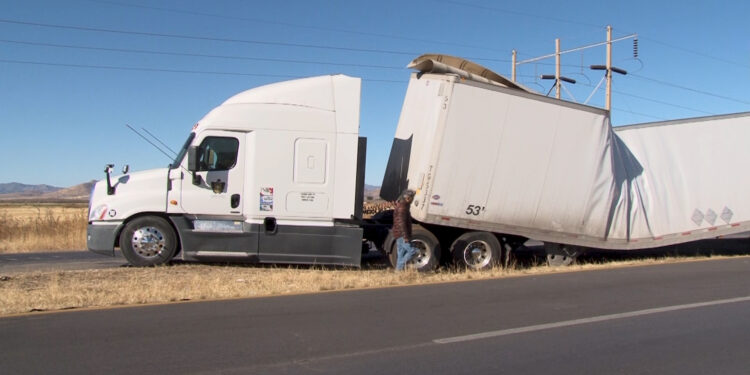 Caja de tráiler se dobla en la carretera a Juárez