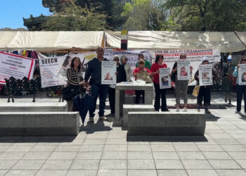 Maestros se manifiestan en el Congreso por presunta violencia institucional
