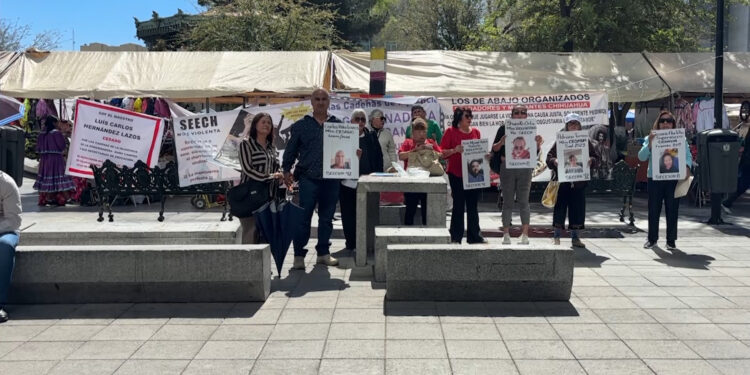 Maestros se manifiestan en el Congreso por presunta violencia institucional