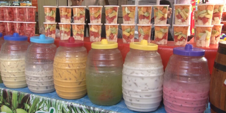 Aumentan ventas de aguas frescas y fruta por altas temperaturas en la capital