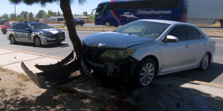 Joven estudiante choca su vehículo tras escaparse de clases en Chihuahua