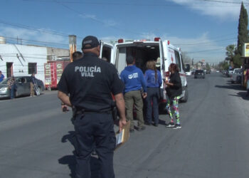 Pick up arrolla a motociclista y deja tres lesionados