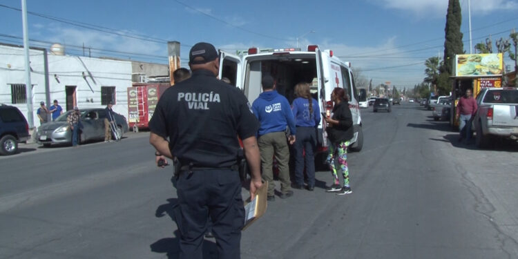 Pick up arrolla a motociclista y deja tres lesionados