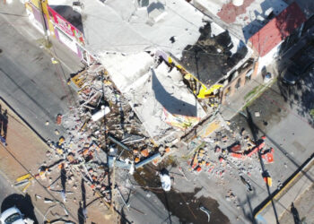 Explosión en taquería “El Navegante” deja daños en comercios y viviendas aledañas