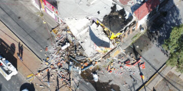Explosión en taquería “El Navegante” deja daños en comercios y viviendas aledañas