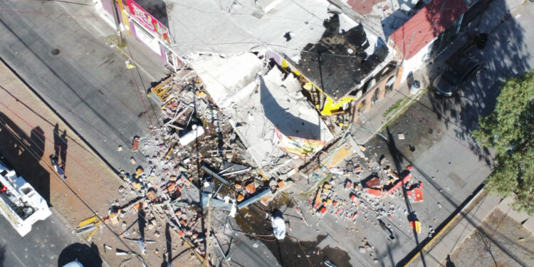 Explosión en taquería “El Navegante” deja daños en comercios y viviendas aledañas