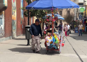 Trabajadores aprovechan el pago adicional por el día festivo de Benito Juárez