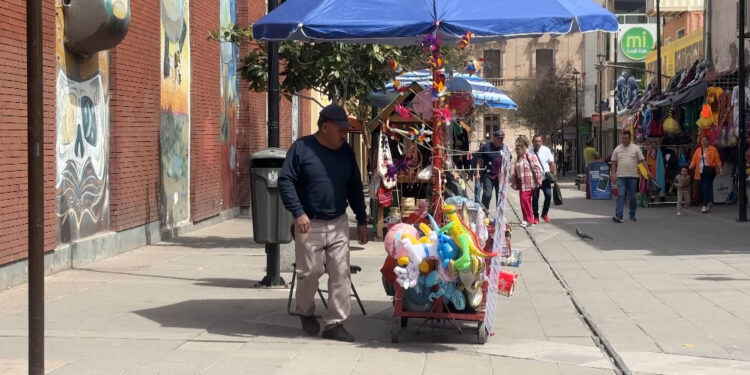 Trabajadores aprovechan el pago adicional por el día festivo de Benito Juárez