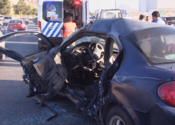 Aparatoso choque deja a una persona atrapada y dos adultos mayores lesionados