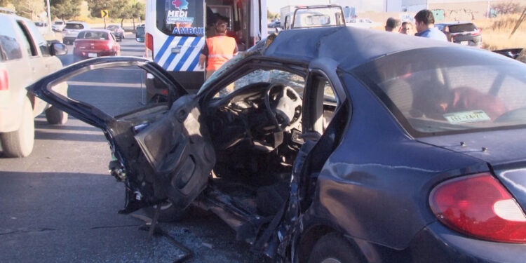 Aparatoso choque deja a una persona atrapada y dos adultos mayores lesionados