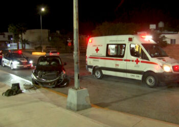 Conductora choca en parque de la colonia Haciendas del Real