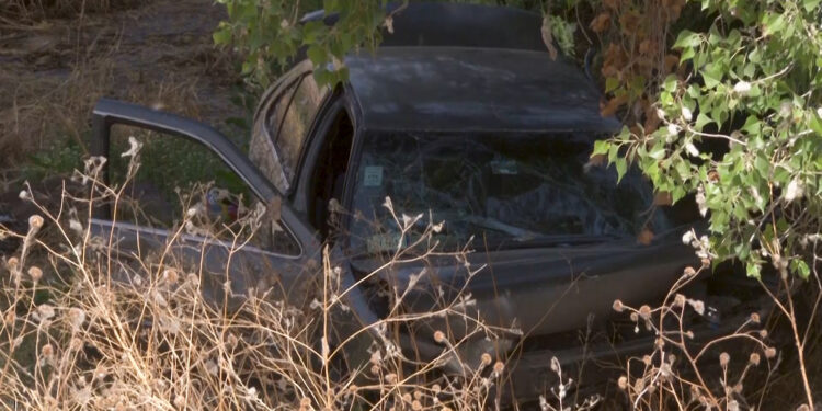 Dos mujeres resultan lesionadas tras volcadura en canal de Prolongación Teófilo Borunda