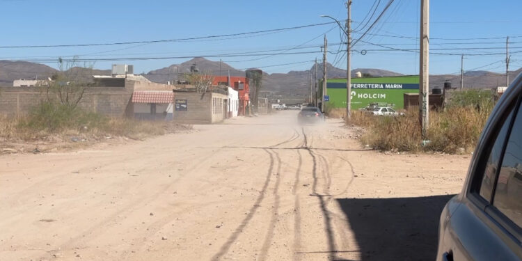Vecinos de Valle Dorado exigen pavimentación tras carreras clandestinas