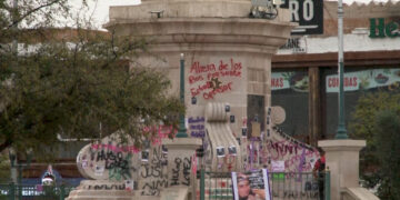 Ciudad amanece con pintas y destrozos tras manifestación en Plaza del Ángel