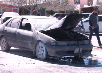 Se incendia vehículo en estacionamiento de supermercado en Delicias