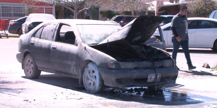 Se incendia vehículo en estacionamiento de supermercado en Delicias