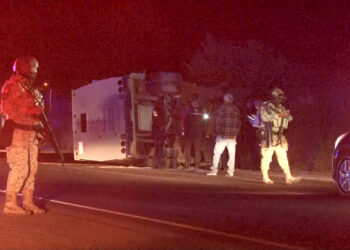 Camión de valores vuelca en el libramiento Gómez Morín