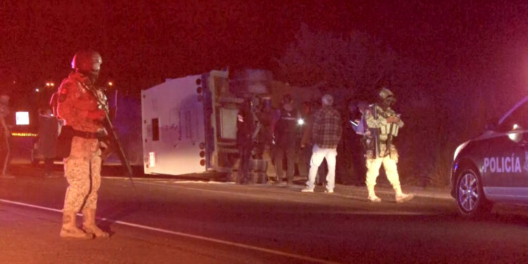 Camión de valores vuelca en el libramiento Gómez Morín