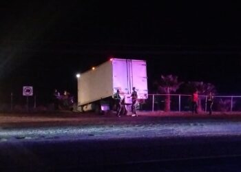 Camión de carga cae a canal en Saucillo