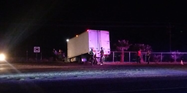 Camión de carga cae a canal en Saucillo