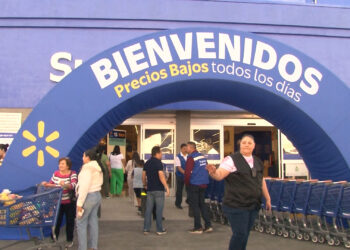 Walmart reabre en Delicias y recibe gran afluencia de clientes