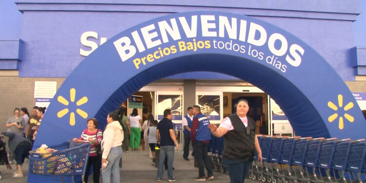 Walmart reabre en Delicias y recibe gran afluencia de clientes