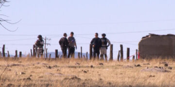Hallan hombre encobijado y con el rostro destrozado en Cuauhtémoc