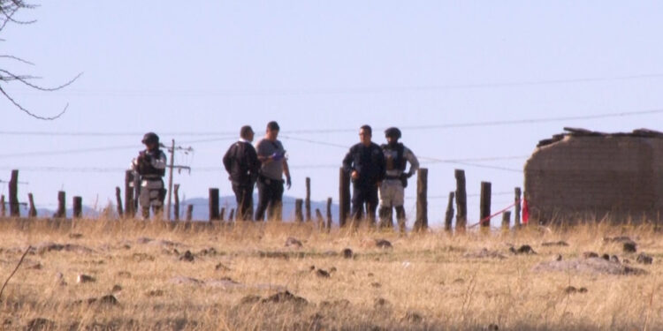 Hallan hombre encobijado y con el rostro destrozado en Cuauhtémoc