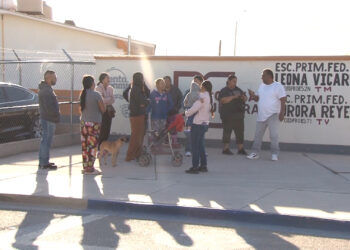 Padres exigen rendición de cuentas por falta de techumbre en primaria Leona Vicario