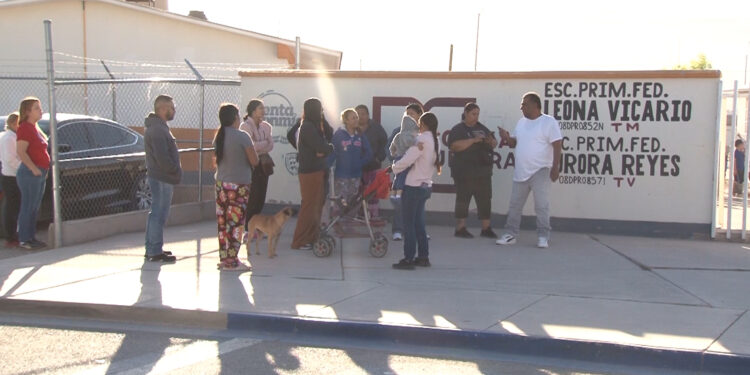Padres exigen rendición de cuentas por falta de techumbre en primaria Leona Vicario