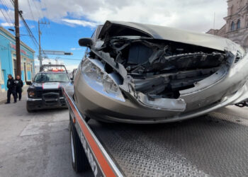 Choque en el centro de la ciudad involucra a patrulla estatal