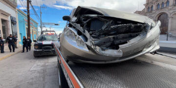 Choque en el centro de la ciudad involucra a patrulla estatal